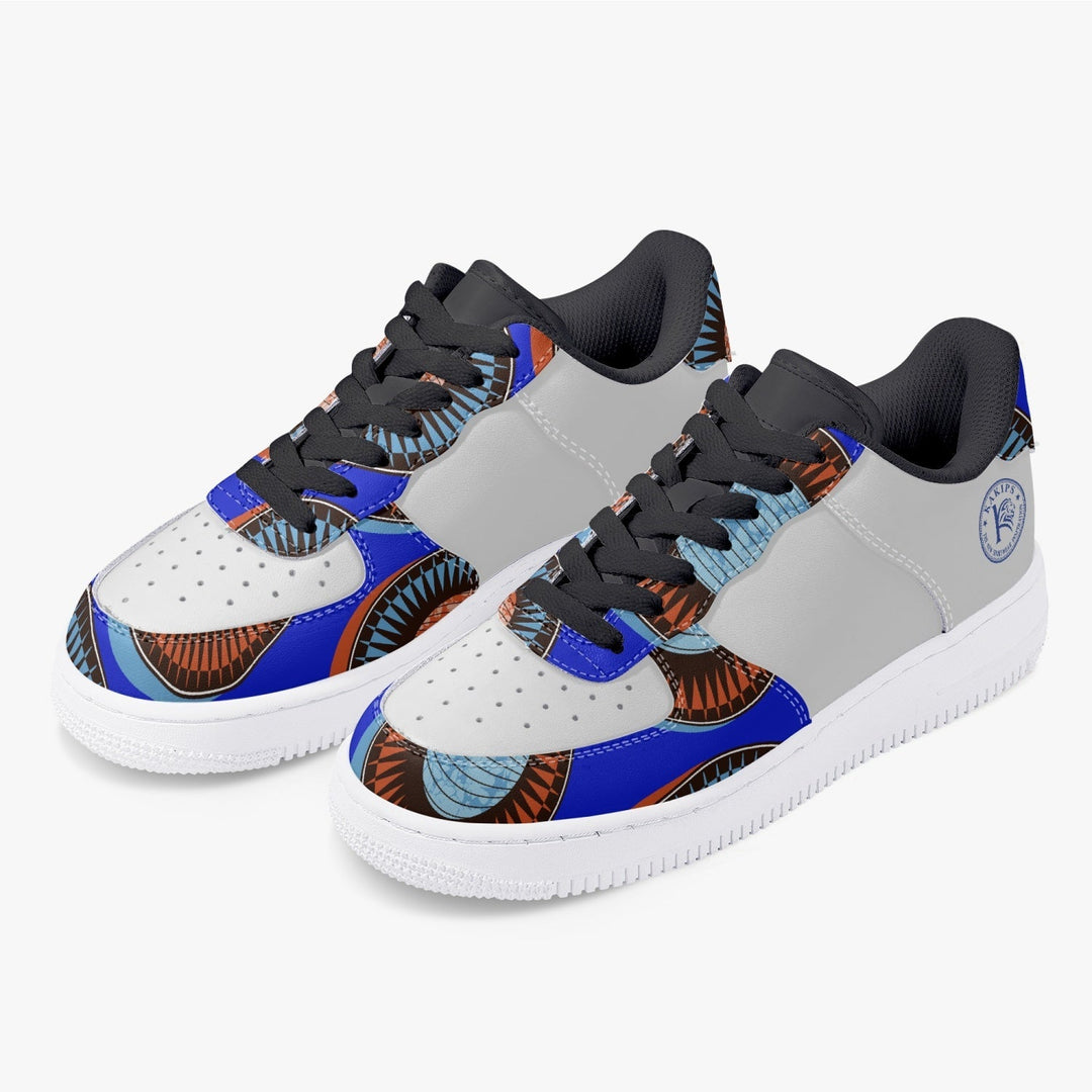 Sneakers basses KAKIPS Prestige Indigo avec motif wax africain bleu et orange sur fond blanc