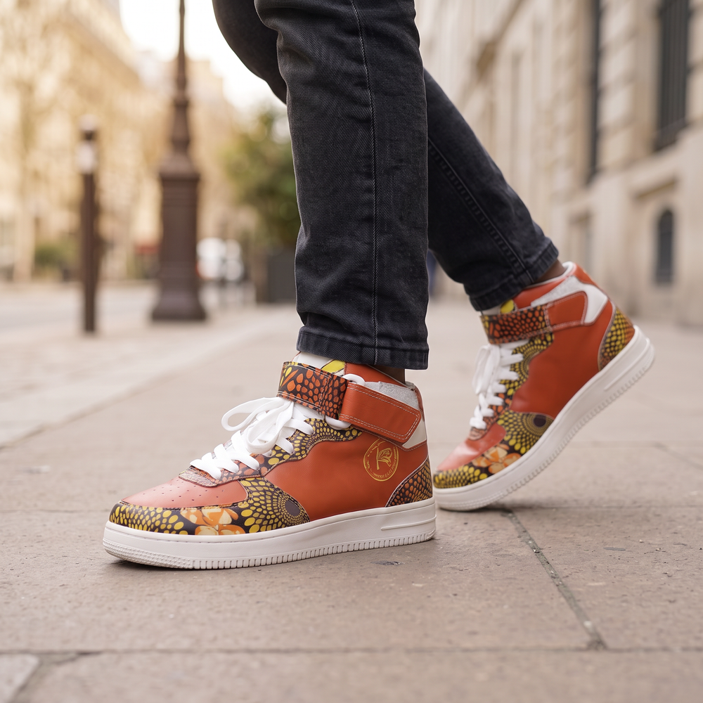 Baskets montantes KAKIPS Prestige Savane en toile et cuir orange avec motifs wax africains portées avec un jean