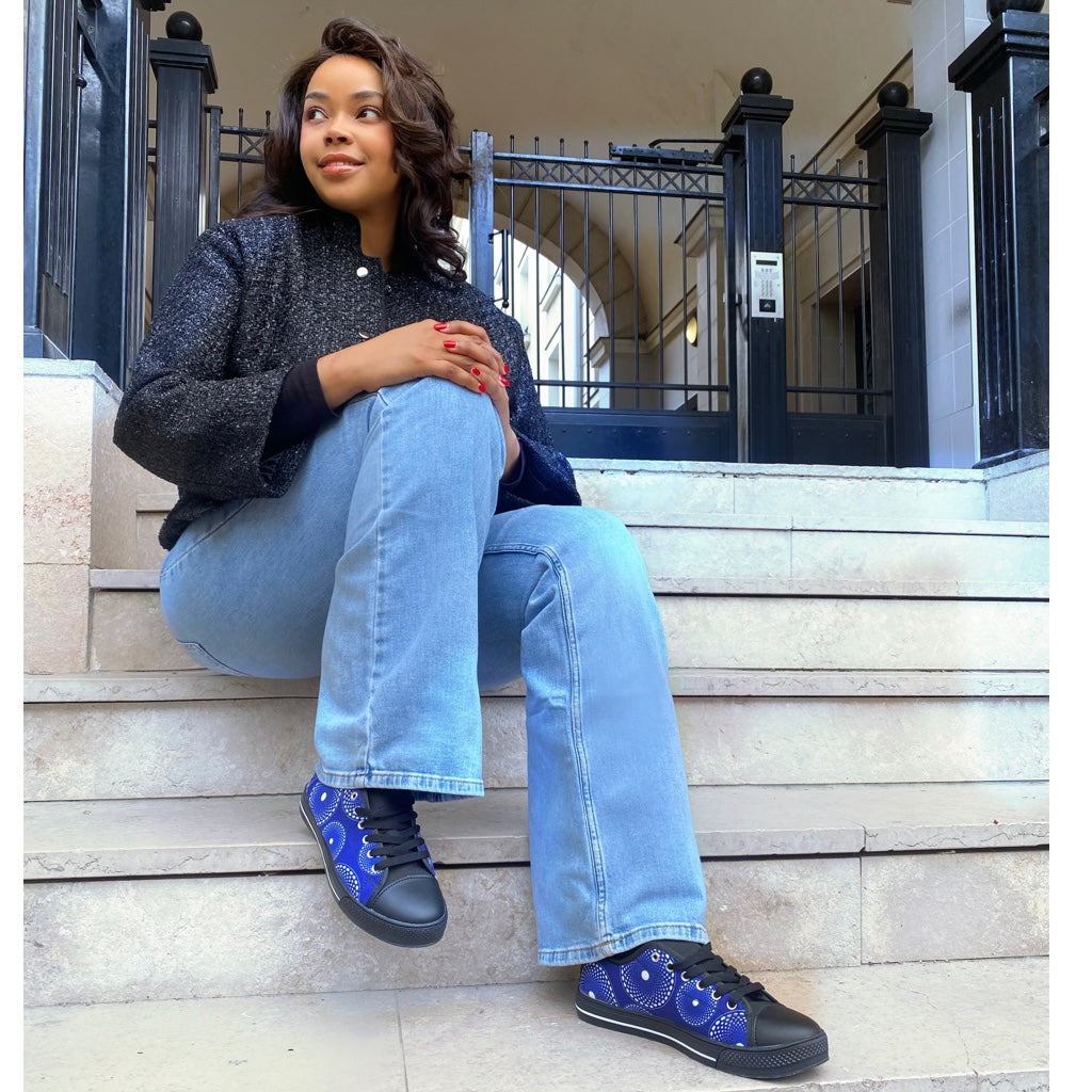 Femme portant des baskets KAKIPS Évasion BlueNight en toile bleu nuit à motif wax sur un escalier en pierre