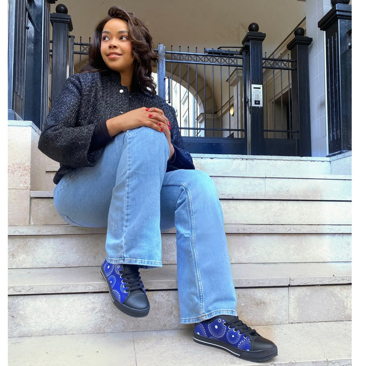 Femme portant des baskets KAKIPS Évasion BlueNight en toile bleu nuit à motif wax sur un escalier en pierre