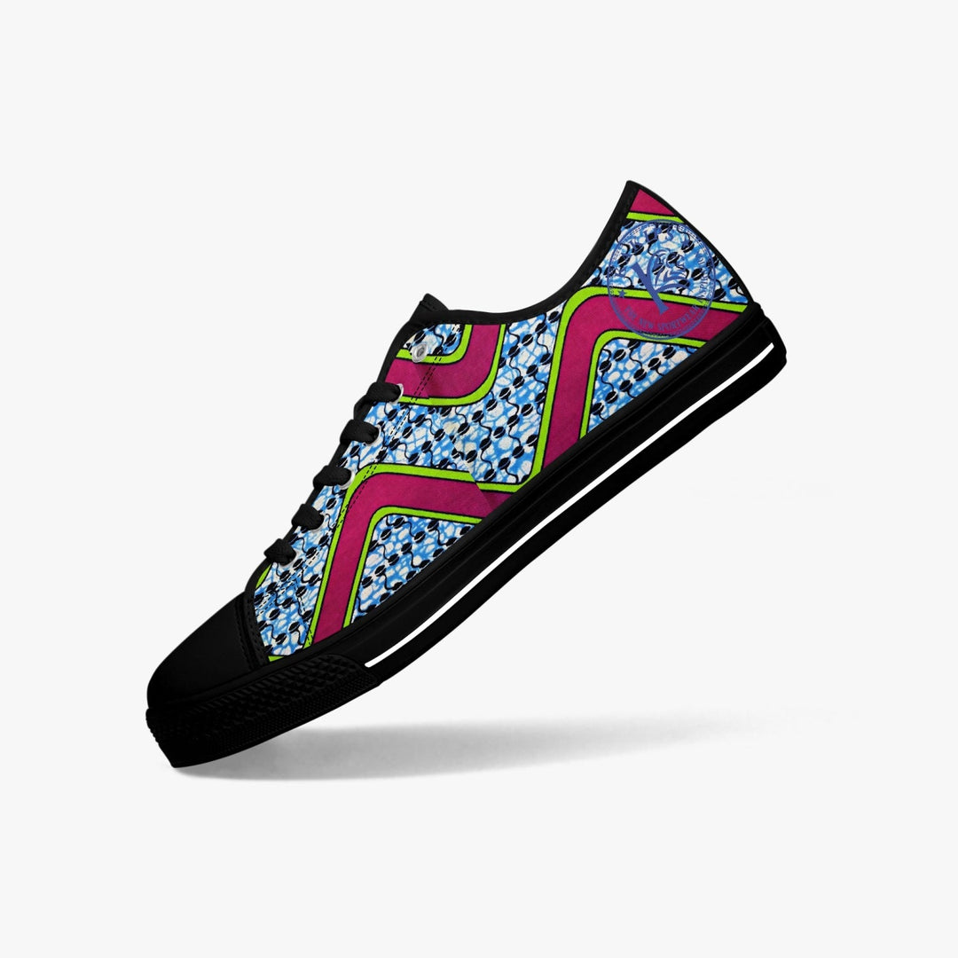 Sneaker KAKIPS Évasion Zebra en toile avec motif wax bleu et noir, détails géométriques roses et semelle noire