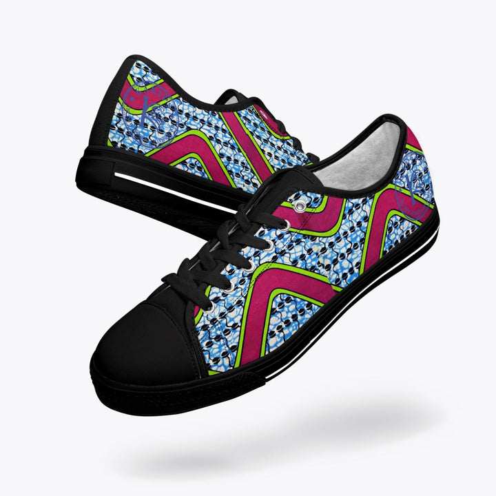 Sneakers KAKIPS Évasion Zebra en toile avec motif wax africain bleu, noir et rose vif sur fond blanc