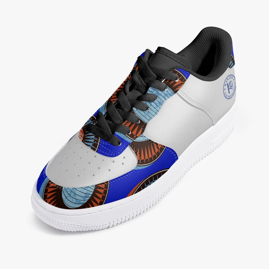 Sneaker basse KAKIPS Prestige Indigo avec motif wax africain bleu et orange sur fond blanc et lacets noirs