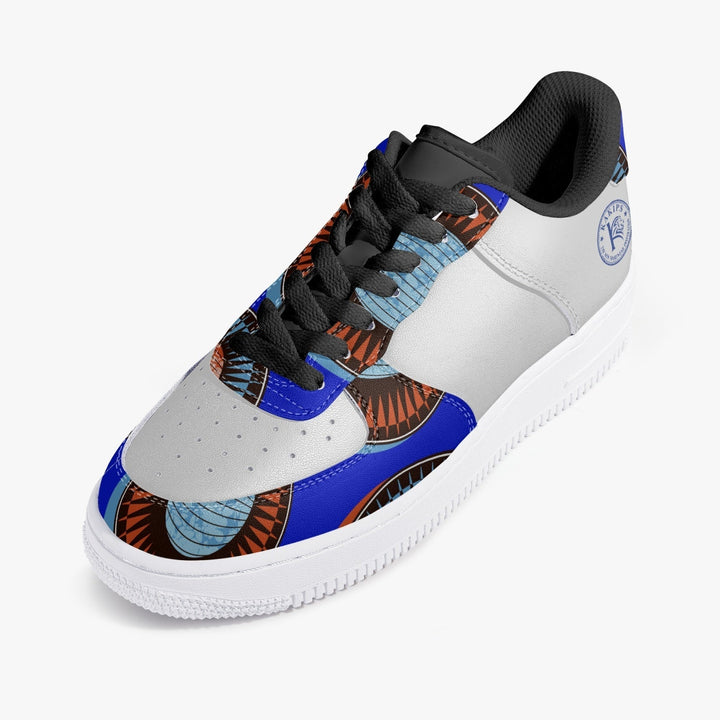 Sneaker basse KAKIPS Prestige Indigo avec motif wax africain bleu et orange sur fond blanc et lacets noirs
