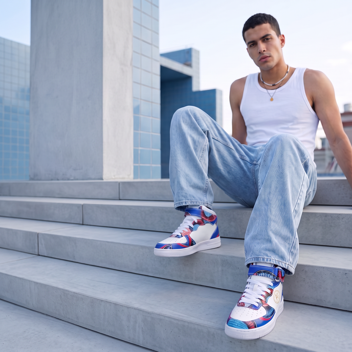 Homme portant des baskets montantes KAKIPS Prestige Indigo avec motif wax bleu et rouge sur des marches en béton