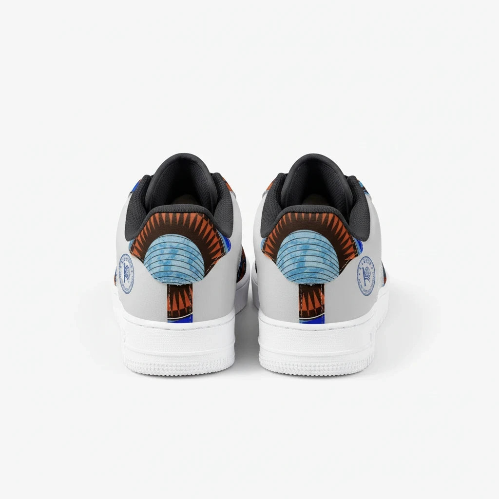 Vue arrière des baskets KAKIPS Prestige Indigo avec motif wax bleu et détails marron sur fond blanc