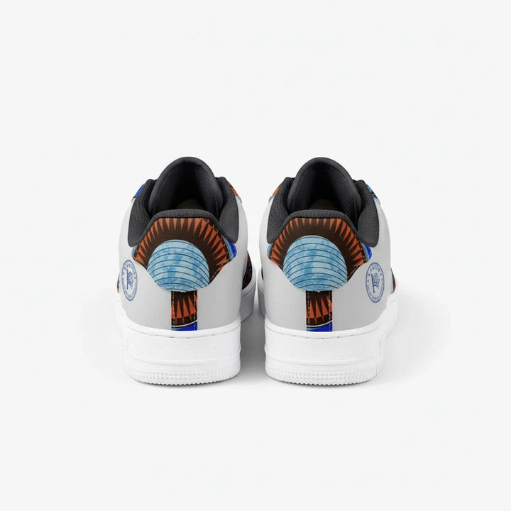 Vue arrière des baskets KAKIPS Prestige Indigo avec motif wax bleu et détails marron sur fond blanc