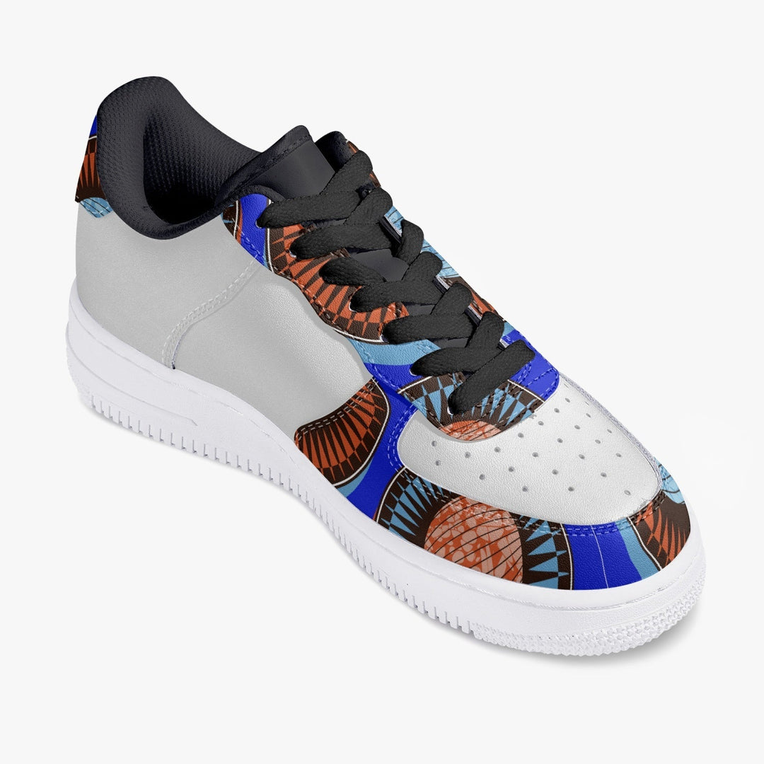 Sneaker basse KAKIPS Prestige Indigo avec motif wax africain bleu et orange sur fond blanc