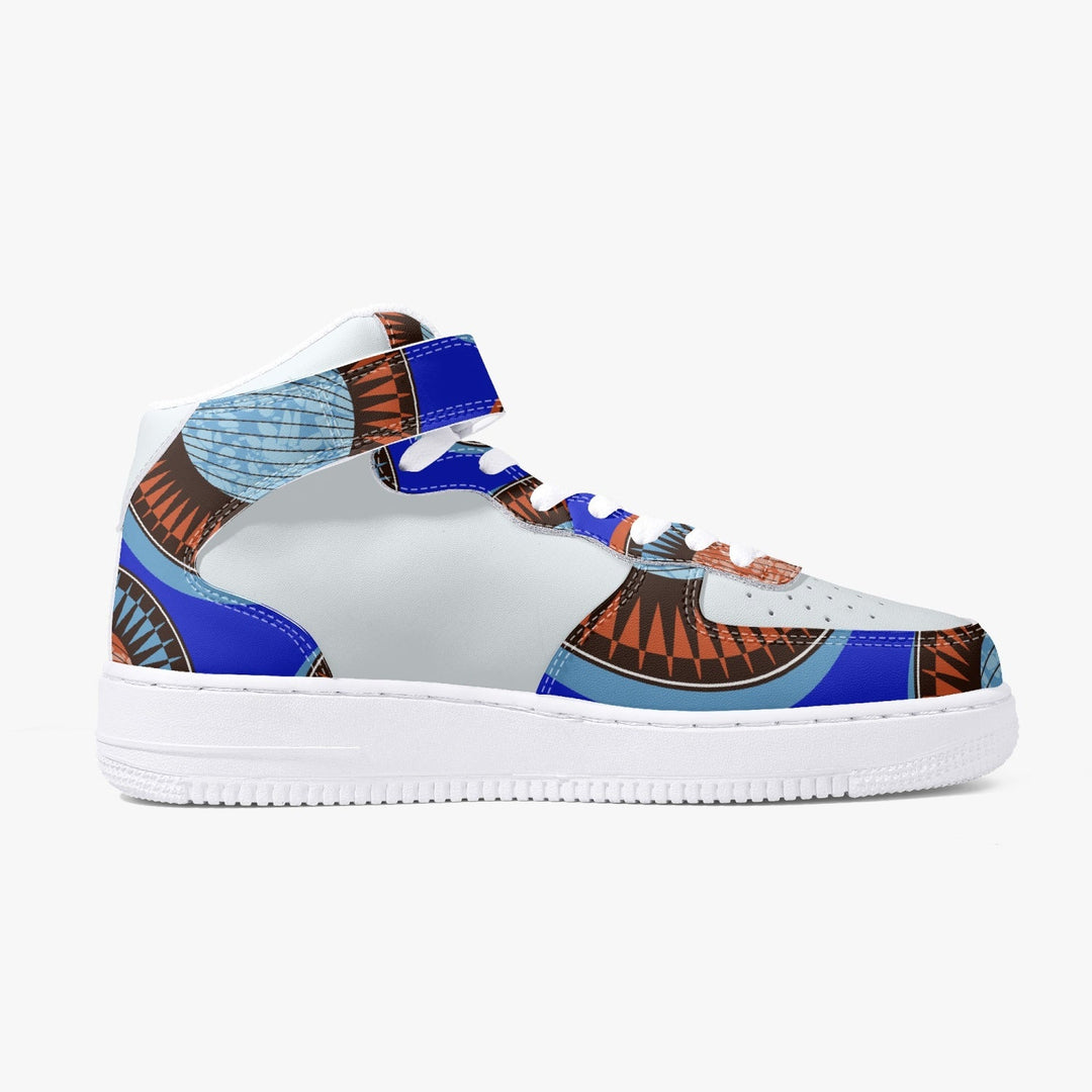 Sneaker montante KAKIPS Prestige Indigo avec motif wax africain bleu et marron sur fond blanc, vue de profil