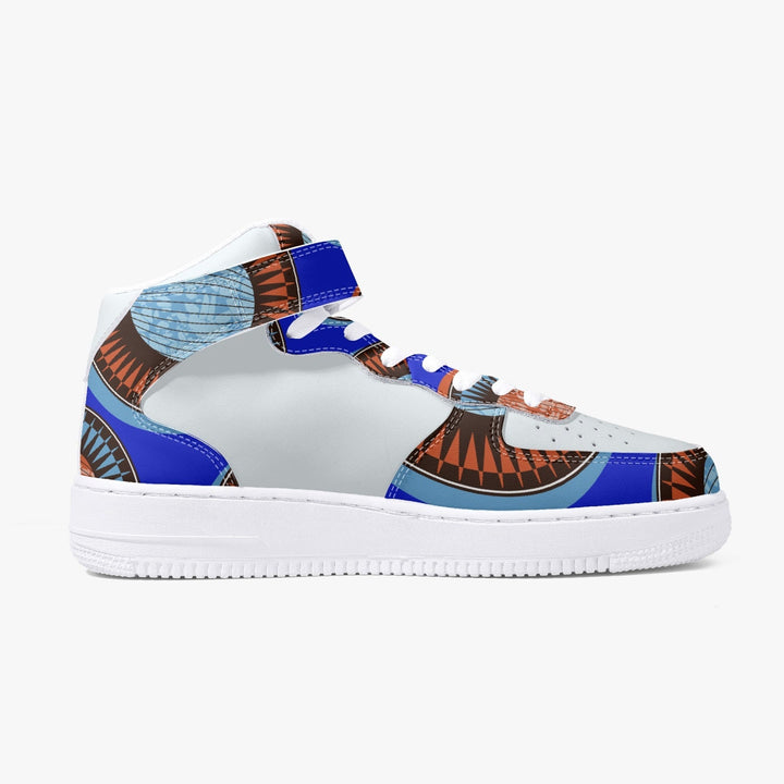 Sneaker montante KAKIPS Prestige Indigo avec motif wax africain bleu et marron sur fond blanc, vue de profil