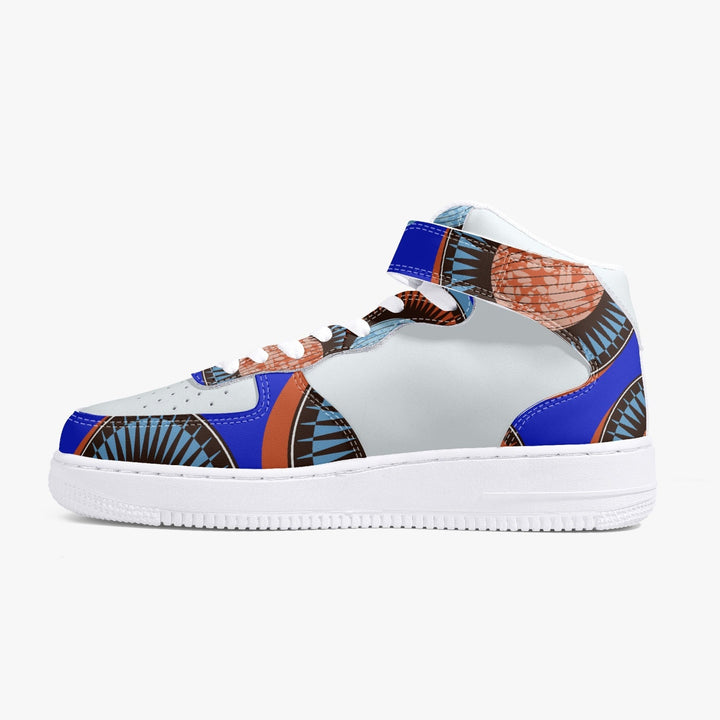 Sneaker montante KAKIPS Prestige Indigo avec motif wax bleu et orange sur fond blanc, vue de profil.