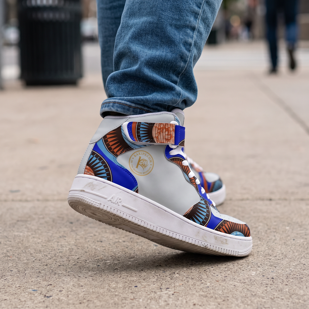 Sneakers montantes KAKIPS Prestige Indigo avec motifs wax africains bleus et marron portées avec un jean