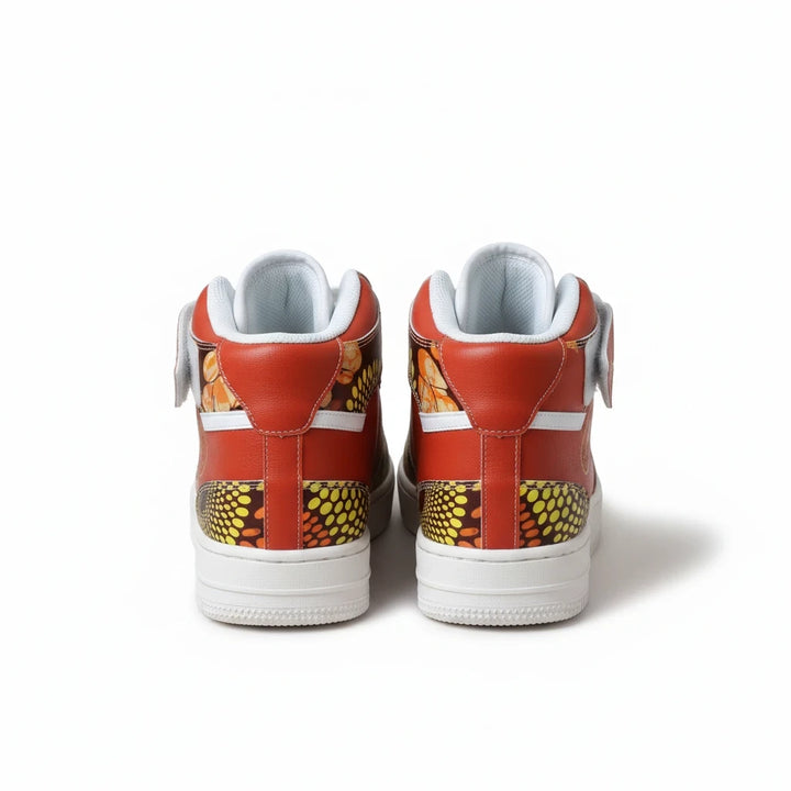 Vue arrière des baskets montantes KAKIPS Prestige Savane avec motif wax africain aux tons chauds et semelle blanche
