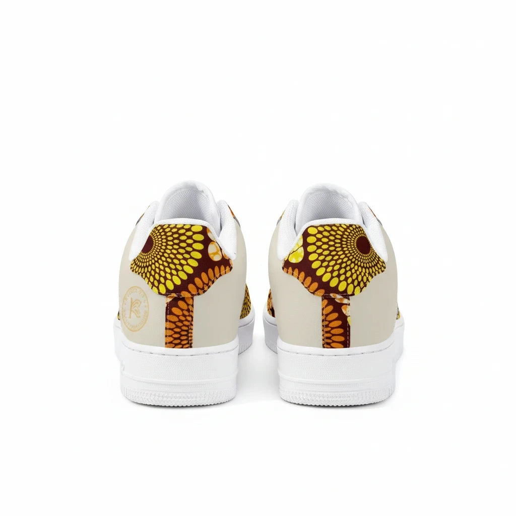 Vue arrière des baskets basses KAKIPS Prestige Savane en tissu beige avec motif wax africain jaune et marron