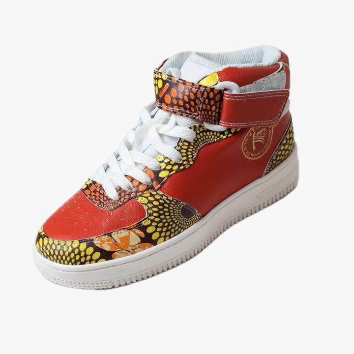 Sneaker montante KAKIPS Prestige Savane en cuir rouge et tissu wax à motifs géométriques jaunes et noirs