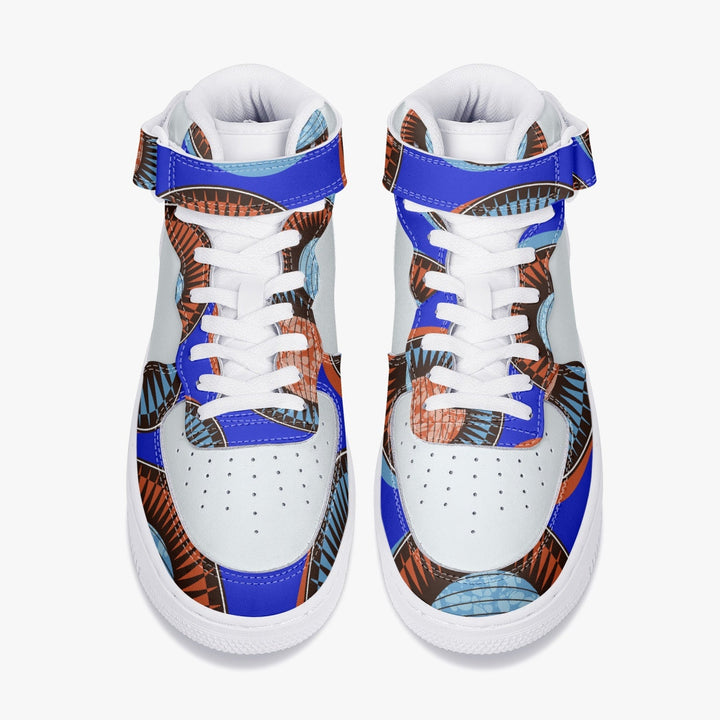 Sneakers montantes KAKIPS Prestige Indigo avec motif wax africain bleu et orange sur fond blanc