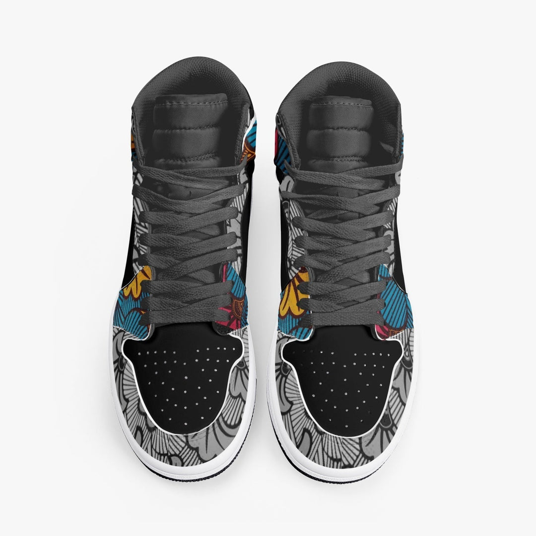Sneakers montantes KAKIPS Urban Multicolor avec motifs wax africains vifs et détails noirs sur fond blanc