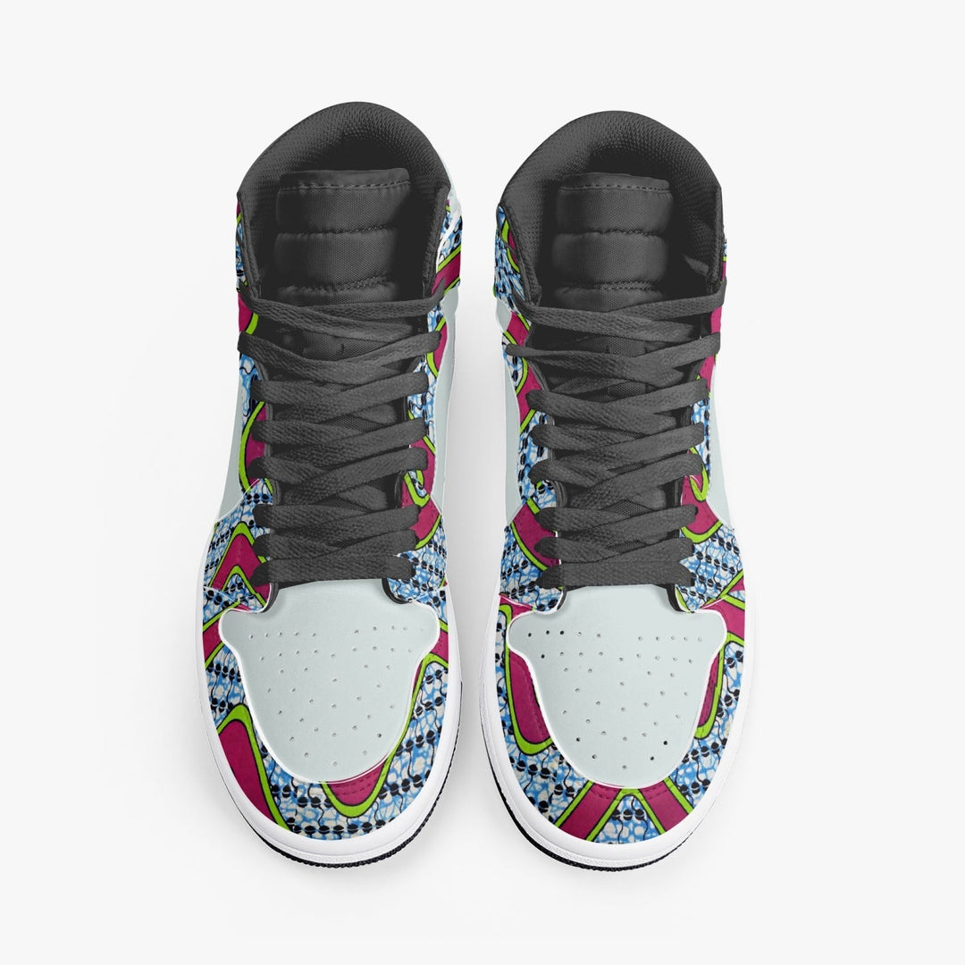 Sneakers montantes KAKIPS Urban Zebra avec motif wax africain coloré, lacets noirs et bout blanc perforé.