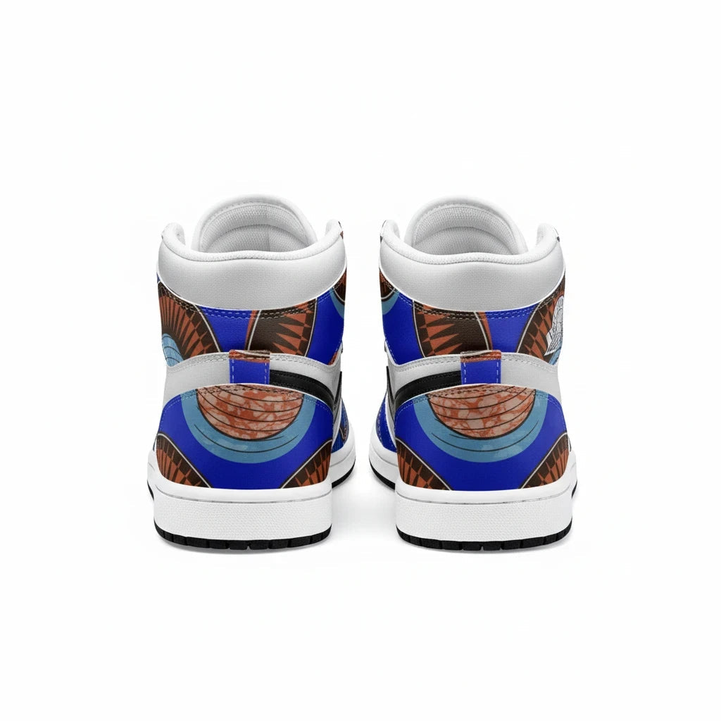 Vue arrière des baskets montantes KAKIPS Urban Indigo avec motif wax bleu et marron sur fond blanc