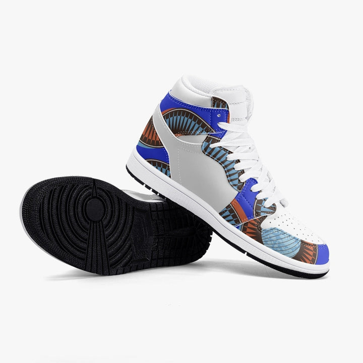Sneaker montante KAKIPS Urban Indigo avec motif wax africain bleu et marron sur fond blanc