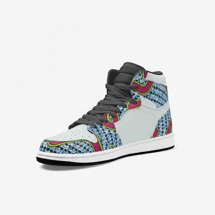 Sneaker montante KAKIPS Urban Zebra avec motif wax africain coloré, détails noirs et blancs et lacets gris foncé.